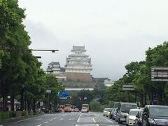 姫路にどんと構える白鷺城こと姫路城。平成の大修理を終えてかなり白くなったようです。
