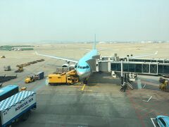 成田空港から韓国・ソウル／仁川乗継ぎでウズベキスタン・タシケントに向かう。

事前にウェブチェックインしておいたら、搭乗ゲートで止められて焦る。どうやらチェックインカウンターに行ってウズベキスタンのビザの確認を受ける必要があった模様。

係の人に親切に対応いただいて、無事に搭乗。大韓航空KE706便（B777-200）、9時10分の定刻から少し遅れて出発。
