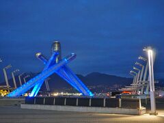 こちらがバンクーバーオリンピックの聖火台。

わざわざここまで聖火を運んできたそうです。