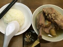 【2日め】

肉骨茶が食べたい！という私のリクエストで、
松發肉骨茶につれてきてもらいました。
人気店だけあって、14時でもお客さんがたくさん。

初めての肉骨茶、スパイスの効いたスープがうまーい！
店員さんがどんどん注ぎ足してくれました。