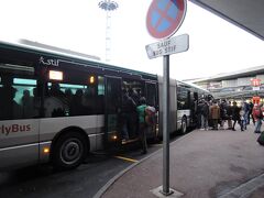 Orly Ouest(オルリー空港西ターミナル)に到着。

オルリー空港はフランス国内線だけでなく、北アフリカ方面の国際線ターミナルなので、アラブ系の人達がわんさか乗っておられました。治安が悪い、とは言いませんが、車内で財布が無いとか叫びだす人も居たので、電車→オルリーヴァルのほうがいいのかなぁ。。