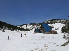 縞枯山頂からは急坂と言うより「激坂」を一気に下る。しかも樹林帯の中。
樹林帯が開けるとそこはもう下界(同然)。すぐに縞枯山荘が見えてくる。