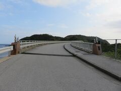 さらにてくてく歩いていると集落に戻る(たぶん)中学生の自転車集団が追い抜きざまに「こんにちは！」と。こちらも抜かれた背中に向かって「こんにちは」と。
こういうの、なんかほわっとして好き。

集落を抜けると慶留間橋。この橋を渡れば外地島、最後の島。
「ふかじしま」と読みます。