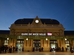 夕暮れの国鉄NIce Ville(ニース・ヴィル)駅。風格あります。

普通、ここでゆったりディナーを楽しみ、パリ行の最終便(今のところ20:30発がAFの最終便みたいです)に搭乗、というのが日帰り弾丸旅行の自然な流れかと思いますが、ここは鉄オタの考えること、列車で帰ります。