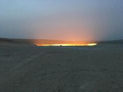 日は傾き、荒れた砂漠は青く染まっている。

突如としてオレンジ色に地面が輝いている裂け目が見えてくる。