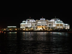 初日は、ハロン湾に浮かぶゼウ島にある「ヴィンパール・ハロン・ベイ・リゾート」に泊ります。対岸から見たところです。