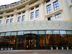 ハロン湾クルーズを終えて、今日から３連泊のホテル「ＨＩＬＴＯＮ　ＨＡＮＯＩ　ＯＰＥＲＡ」に到着です。約４時間のバスの旅でしたが、車窓も楽しめ時間の長さを感じませんでした。
ホテルの前は、オペラ座です。ツアー客が見当たりません。静かなロビーです。