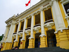 フランス統治時代に建築されたオペラ座（市劇場）建物の道路側に面したところです。階段は、待ち合わせ場所のようで、腰を下ろして人を多く観ました。