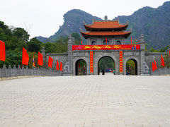 １０～１１世紀に首都が置かれていたニンビン市ある古都ホアルーは、静かな佇まいをしていました。
