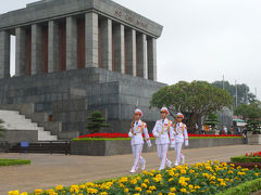 「明日、ホーチミン廊に行きますが、見学しますか？」とガイドのナンさんの問いかけでした。意味不明で、ツアーの皆さんも積極的な返事がありません。その様子を見ていたガイドのナンさん「それじゃ～入りますか、１～２時間並ぶかもしれませんよ」との説明。入り口で金属探知機の手荷物チャック、ショルダーバック程度の大きさが持ち込みの限界。１時間ほど並びホーチミン廊へ。廊内に「ホーチミン」の遺体が安置されて、それを歩きながら見学をします。社会主義国に見られる光景かと。