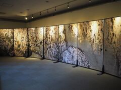 ぶどうの丘美術館に立ち寄ります。

日本画家、伊東正次さんの「襖絵の回廊展」を見られます。
こちらは三春の滝桜からイメージした「桜図」です。