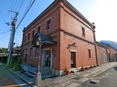 おおず赤煉瓦館　まだ朝早いので閉まっている　
明治34 年に大洲商業銀行として建築されました。 当時では珍しく外壁に赤レンガを使用し、 屋根には和瓦を葺いた寄棟造りで鬼瓦に「商」の文字が入った和洋折衷な造りが特徴的です。http://www.oozukankou.jp/kanko-o3.html