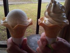 牧場でソフトクリームとアイスクリーム