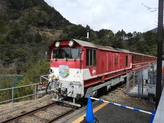 列車が来ました！
丁度２週間前に土砂崩れのために長い間不通だった区間が復旧工事が終了して開通したため、記念のヘッドマークを付けています。