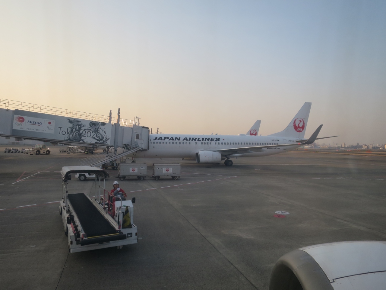 早朝の羽田空港。
始発の電車だったのでねむねむ。