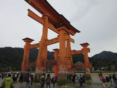 厳島神社大鳥居です
干潮時間を選べば「くぐる事も可能です」