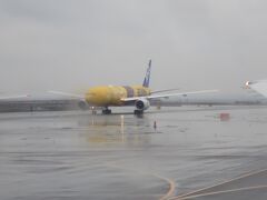 離陸へ向け順番待ち中に後方に黄色い機体が見えました。
ANAのスターウォーズ「C-3POジェット」です。