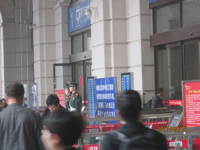 駅入口には番兵が立ってます。