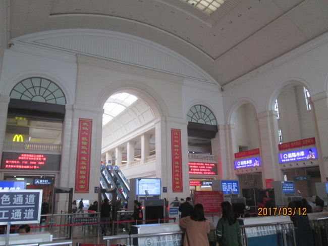 駅入口の広い空間