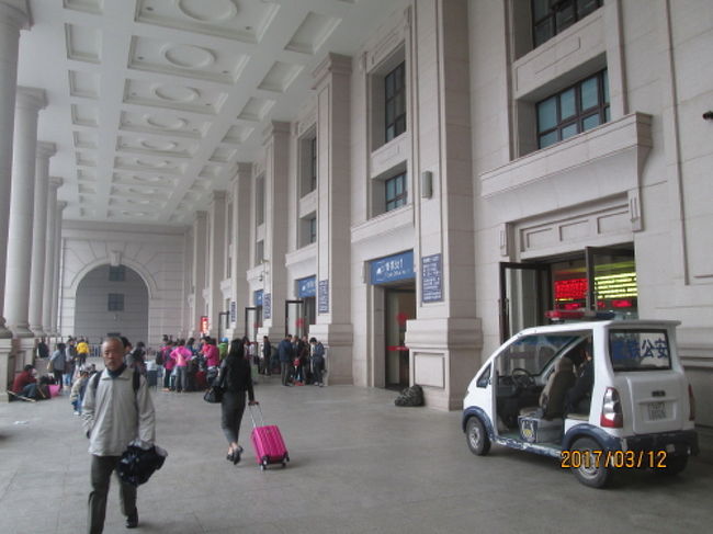 <br />駅入口の広い空間