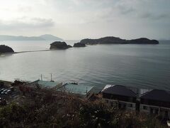 小豆島の天空ホテル海廬に宿泊した四国１日目。明けて火曜日の朝もいい天気だ。部屋の窓から見えるエンジェルロードはまだ繋がっている。