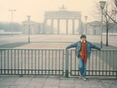 ＊東ベルリン側からの写真　ブランデンブルク門は東ベルリンに属していた

　当時営業マンとしての「壁」に直面していた砂布巾は、翌年６月からソ連、北欧、統一直前のドイツ、オーストリア、ポーランドなどと北京を巡る大旅行を敢行し、特に1997年以降意識して第二次大戦や戦後史関連の地を訪問するようになった。
　ある時、日付順に第二次大戦中の出来事を並べた。それがこのベースとなっている。
　最後に詳述するが、2000年12月にはＨＰを開設。その後７回のヨーロッパ、２回の韓国（東西で軍事境界線を越えた北朝鮮２回を含む）旅行などを敢行し、2015年に「自叙伝的旅行記～ヨーロッパにおける第二次大戦を歩く」（最終確定版）として完成。