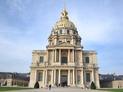 …の裏側にあるアンヴァリッドへ。ナポレオンさんのお墓があります。ミュージアムパス使用可。