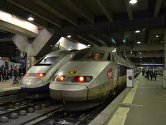 メトロでモンパルナス駅へやってきました。ここも初めてのエリア。しばし電車見物。