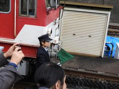 無人駅なので駅員さんはおらず、乗務員さんたちが協力して作業に取り組みます。
社員数が少ないので、カワイイ女性車掌さんも連結のお手伝いをします。