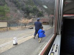 駅員さんがいないので、乗務員さん大忙し。
迷子の案内やら忘れ物の車内放送やら、常に走り回っています。