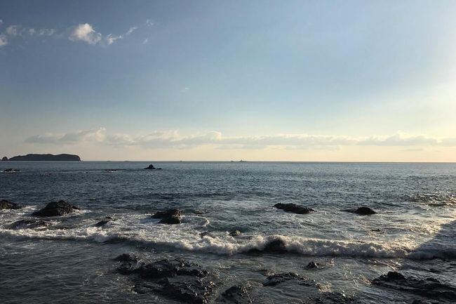 食後、外に出られないのかなー？って思ってうろうろしてたら、玄武洞入り口の向こう側にバルコニー（？）があって出れた。<br />何故か地蔵が奉られていたけど。<br /><br />うーーーみーーーー！