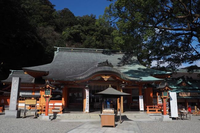 で、桟橋で母と荷物を拾って、ぴゃーっと那智山へ。<br />有料道路でスルスルと上まで。467段は800円でサクッと解決！<br /><br />まずは熊野那智大社に参拝。<br />久しぶりに来たら拝殿の両側にあった授与所がなくなってた。