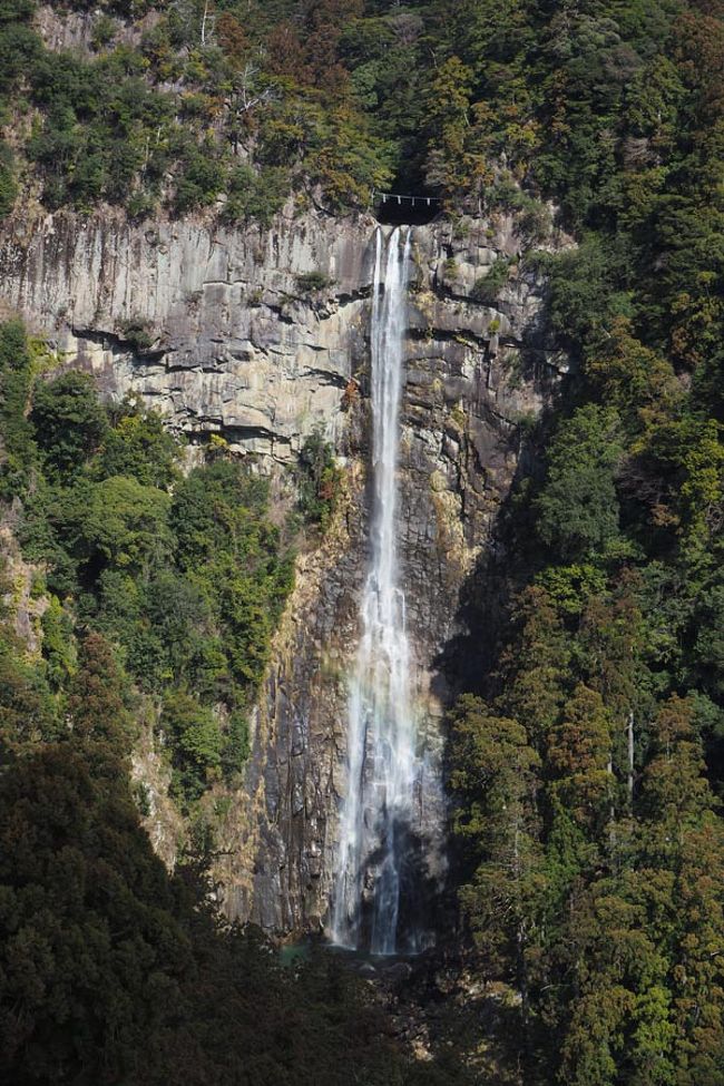 滝壺もちらっと見えるけどそんなことより虹が！うっすらと虹が！