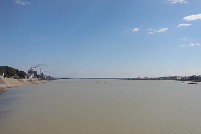 こんなに広いのに時々氾濫するんだぜ？信じられん・・・。<br />それから七里御浜にウキウキしてたんだけど、よく考えたら線路～道路～防風林～浜辺なので見えそうで見えないのであった。残念。