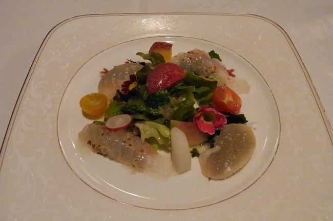 今回はメイン選べず魚料理だったんだけど別にいいか（多分宿泊プランによる）<br />ここのは一番お手頃なコースでちょうどいい量なので助かる。<br /><br /><br />真鯛と平貝のサラダ仕立て 春の装い。<br /><br />エディブルフラワーは食べられるの分かっててもどうしても躊躇してしまう。すまない。<br />ここの前菜はいつもこんな感じのイメージあるので、安心。