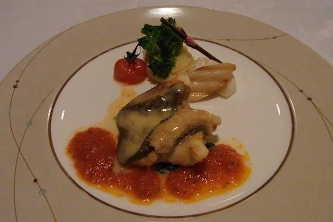本日の鮮魚 その日のスタイルで。<br /><br />本日の鮮魚はヒラメだった！やったー！なんだか私のヒラメうねってるけど（笑）<br />トマトソースも美味しかったし付け合わせに今日はひな祭りだかって桃の花が添えられてたりして、よいよい。<br />ここらへんは海の幸も山の幸も豊富だから、無理せずいい感じで地産地消のコース料理になってるのがいいよね。