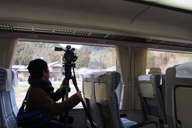 ゆらゆら揺られていたら紀伊長島からカメラ持った人達が乗りこんできたよ！JR東海の人が付き添ってたよ！<br />だけど何故か車窓（山側・・・どっちも山だけど！）を延々撮ってた。私の向かい側で。なんだったんだろう？