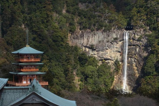 それから撮影スポットへ。<br />天気よくてよかったー！あと、午前中来るの初めてだったんだけど午前中の方が那智の滝に陽が当たるからいいね。