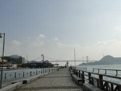 関門橋を望む。