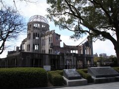 まずは原爆ドーム。

当時の名前は広島県産業奨励館です。
