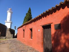 灯台をバックにして、赤茶けた印象的な壁の平屋建ての小さな家。こちらはナカレリョの家博物館と呼ばれ、元々は17世紀ポルトガル統治時代に建てられたもの。
