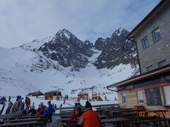 写真左はスキー場です。右は山頂です。中腹のレストランから撮影。空気は綺麗だし、スキーゲレンデは広いし、何といっても絶景。当然日本人は見かけません。