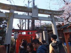 花園稲荷神社も覘いてみました。何処も人でいっぱいです。

石の鳥居