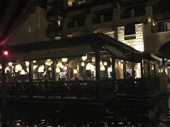 夜になり

所変わって

ここも再来したかった

そして私のドバイでかなりオススメスポット

Madinat Jumeirah
マディナ　ジュメイラ

このリゾートの中に
ホテルが3つほど
立地も
Burj Al Arabの隣で
ウォーターパーク　Wild Wadi　へのアクセスも無料

ホテルはそれなりに高いと思うけど
リゾートは広くて
ちょっとしたショッピングモールもあり
素敵なレストランがいくつもある