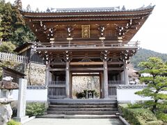 牛の背に乗った弘法大師の伝説が語り継がれる仏木寺には、境内に家畜堂という小さなお堂がある。ミニチュアの牛や馬の草鞋をはじめ、牛馬の陶磁器、扁額などがところ狭しと奉納されている。近隣の農家では、田植えが終わったころに参拝に行き、牛馬の守護札を受けて帰り、畜舎の柱に貼っていた。往時は農耕をともにした家畜たちの安全を祈願していたが、最近ではペットなども含めて動物一般の霊を供養したり、また、闘牛の飼育者の間にも信仰が広がっているという。
大同２年のころ、弘法大師はこの地で牛を引く老人と出会った。誘われるまま牛の背に乗って歩むと、楠の大樹の梢に一つの宝珠がかかって、光を放っているのを目にした。よく見ると、これは唐から帰朝するときに、有縁の地が選ばれるようにと、三鈷とともに東方に向かって投げた宝珠であった。大師は、この地こそ霊地であると感得、堂宇の建立を決心した。大師は自ら楠で大日如来像を彫造、眉間に宝珠を埋めて白毫とした。これを本尊として安置し、「一山仏木寺」と名づけ、草字体で書写した『般若心経』と『華厳経』一巻を奉納されたと伝えられる。

その後、寺は牛馬安全の守り仏、大日さまとして信仰をあつめ、鎌倉時代には宇和島領主・西園寺家の祈祷、菩提寺となるなど隆盛を誇った。戦国時代には戦乱に災いされるなど、苦難の道を余儀なくされたが、再建に励んで面目を一新し、活気に満ちている。