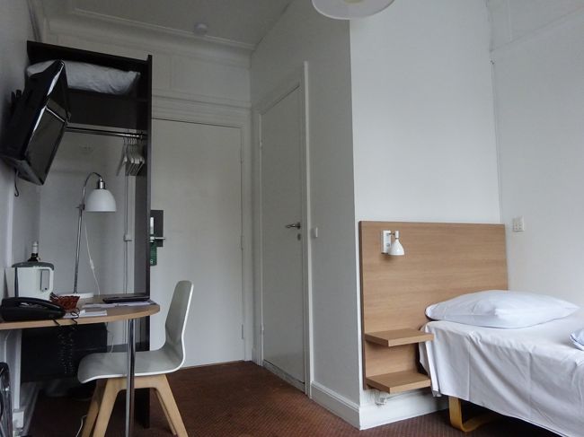 コンパクトにまとめられた部屋は日本のビジネスホテル風です。<br />鍵は暗証番号制でした。忘れちゃいそうで難しい～。