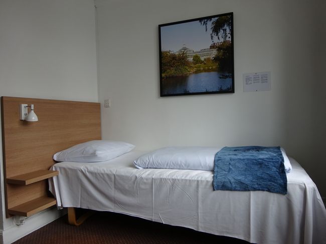 全館、全面的に改装されているので部屋はモダン。<br />狭いベッドのシングル部屋。朝食付き665.5DKK（クレジットカードによる事前支払い。）です。