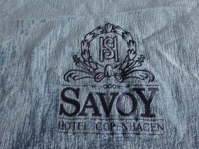 スエーデンのマルメ中央駅からデンマークのコペンハーゲン中央駅へ、電車で移動してきました。（電車賃110SEK.自販機、クレジットカード使用。）<br />今日の宿泊はサボイホテル。