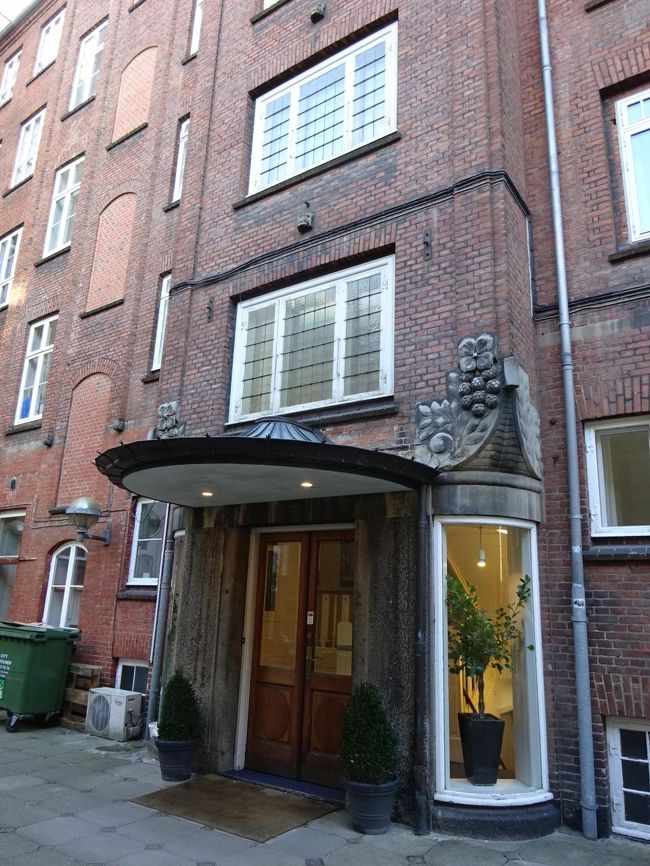 開業は１９０６年の老舗ホテル。<br />現在の入口はヴェスターブロギャーゼ通りに面し近代的な趣ですが、側面のこちらが開業時のアールヌーボー朝の雰囲気を残しています。