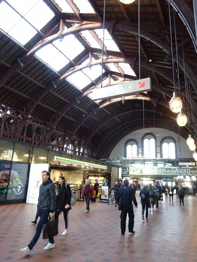 カフェや売店、切符の自動販売機などがあるコンコース。